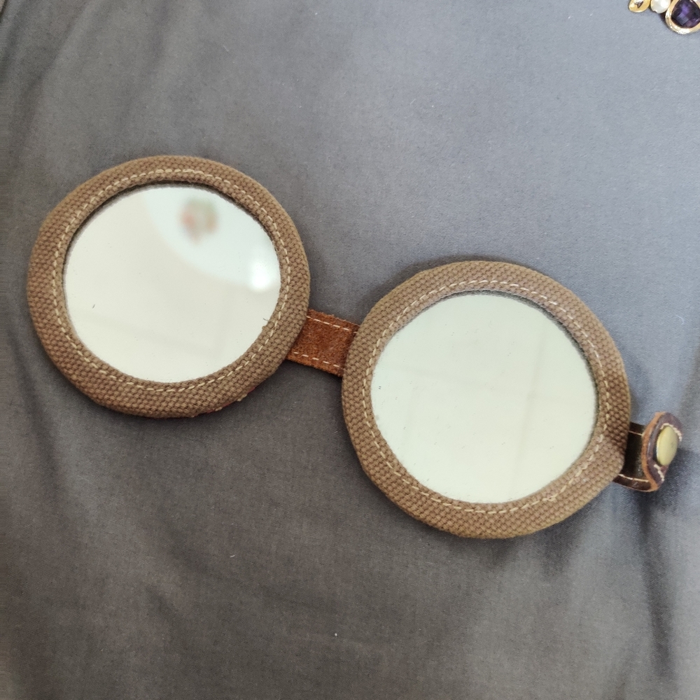 GAP Compact Mirror - Picture 2 of 3